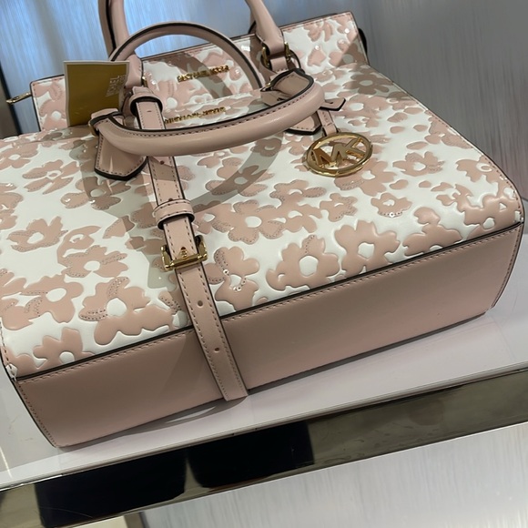 Michael Kors Sheila Medium Sequined Floral CZ Satchel
Powder Blush
NWT - Picture 7 of 16